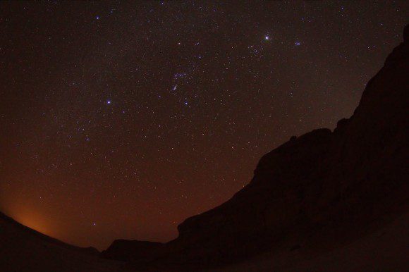 Sternenhimmel in der Wüste mit Orion gut sichtbar