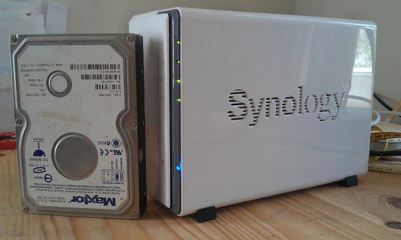 Hier das Synology 212j im Größen-Vergleich zu einer alten IDE-Maxtor-Platte