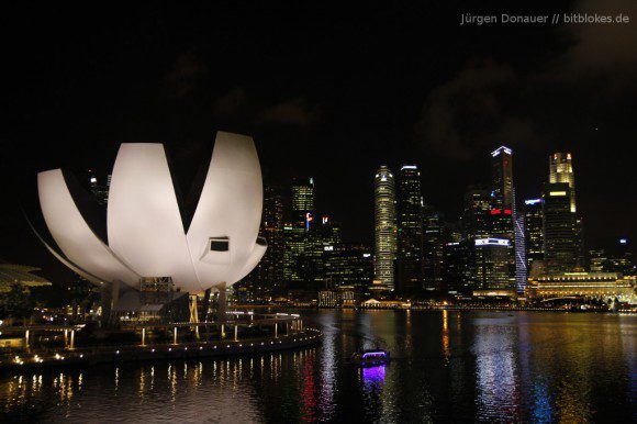 Singapurs Skyline mit dem ArtScience-Museum - das Gebäude, das wie eine Blüte aussieht.