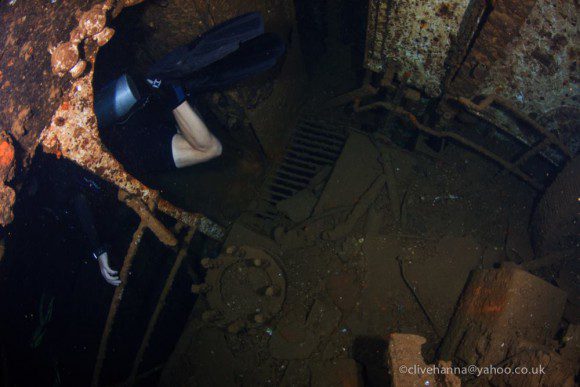 Ich tauche in den Maschinenraum (Foto: Clive Hanna - DANKE!)