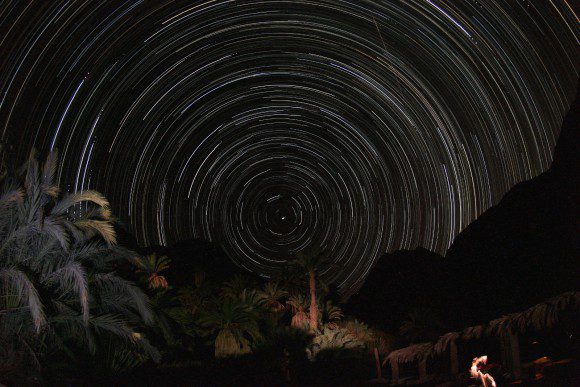 KStars Lite hilft beim Finden des Polarsterns: Sternenspur (Star Trail) und Palmen