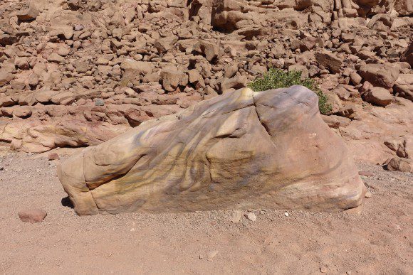 Bunter Fels in der Wüste