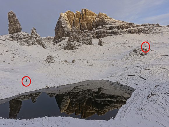 Old Man of Storr von den ersten Sonnenstrahlen erfasst - Jeanette (links) und Clive (rechts) gehen bei dieser Kulisse unter