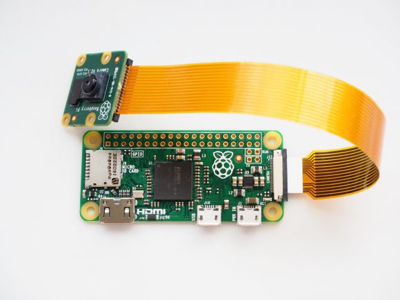 Raspberry Pi Zero mit angeschlossener Kamera (Quelle: raspberrypi.org)