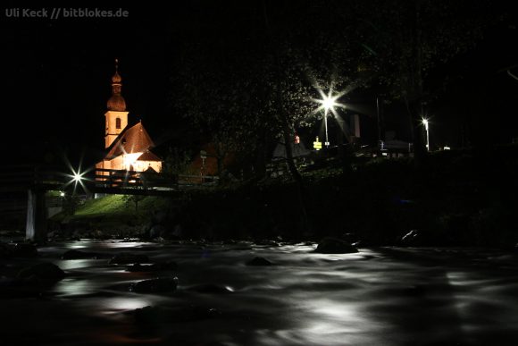 St. Sebastian in Ramsau bei Nacht mit der Canon EOS 7D (Foto: Uli Keck)