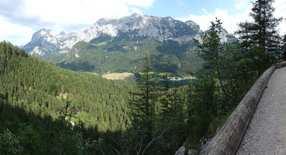 Während des Aufstiegs zur Blaueishütte und zum Blaueisgletscher gibt es immer wieder tolle Aussicht - hier auf den Hintersee