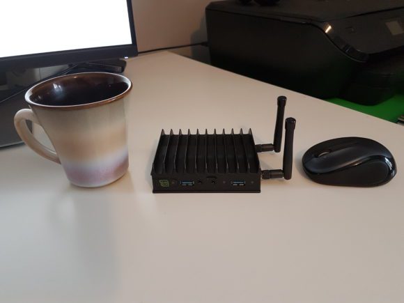 Mintbox Mini 2 neben einer Tasse und einer Maus (Quelle: linuxmint.com)