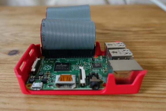 Flachbandkabel an der GPIO-Schnitstelle des Raspberry Pi befestigt