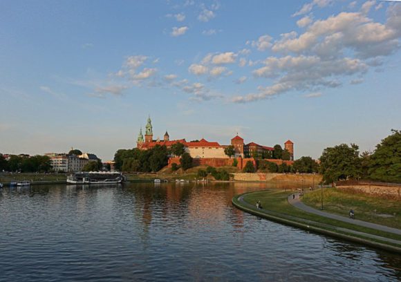 Während der goldenen Stunde ein Blick auf das Wawel Royal Castle in Krakau