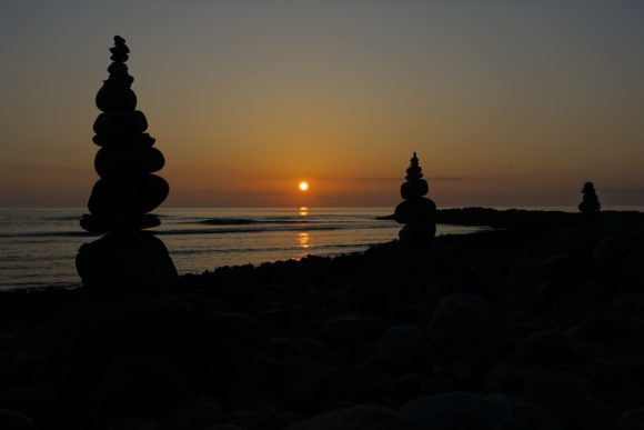 Sonnenuntergang mit Steinmännchen