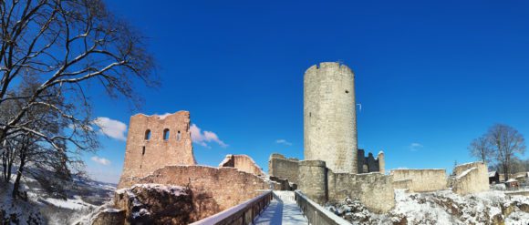 Burgruine Wolfstein an einem sonnigen Tag