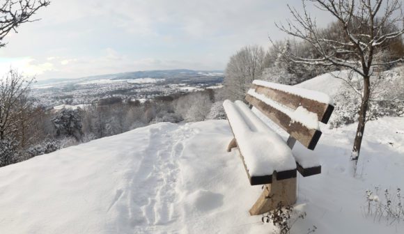 Sitzbank im Schnee