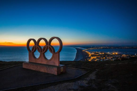 Die Ringe – das Wahrzeichen der Olympischen Spiele (Quelle: https://www.pexels.com/photo/city-dawn-dusk-night-236937/)
