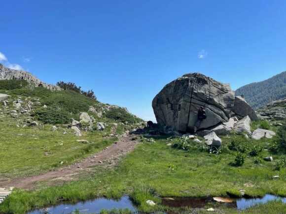 Ein ziemlich einladender Boulder .