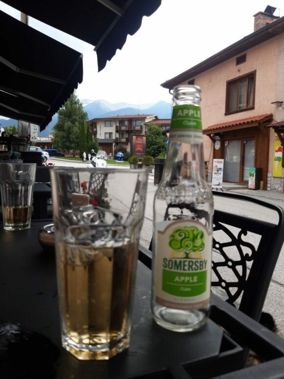 Erfrischendes Apfelgetränk mit Bergblick