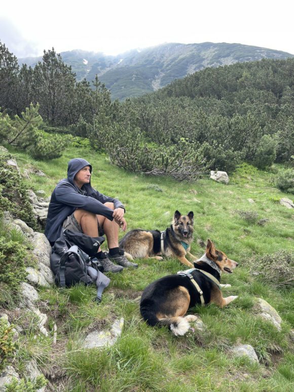 Der mit dem Wolf sitzt – das sind die tollen Hunde meines Kumpels – das war ein HEIC Foto, das ich umgewandelt habe