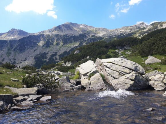 Das Wasser hat sich im Laufe der Zeit durch den Felsen geschnitten